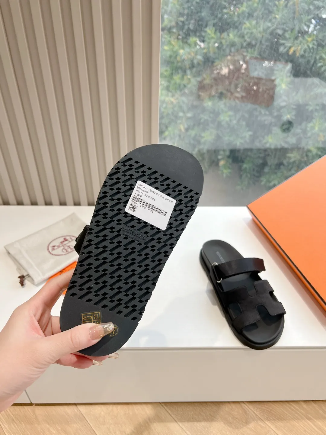 👟👟Ex-factory price 440👟👟 (Top version) H family 2024 spring and summer new style HERMES Hermes' recently popular couple's shoes, pig nose angle sandals and slippers, paired with various colorful socks, very trendy. Upper lining: imported original leather. Outsole: non-slip and wear-resistant outsole. Size: female 35-42 (40/42 non-returnable and non-exchangeable) Men’s size: 39-45 (45 is non-refundable and non-exchangeable)